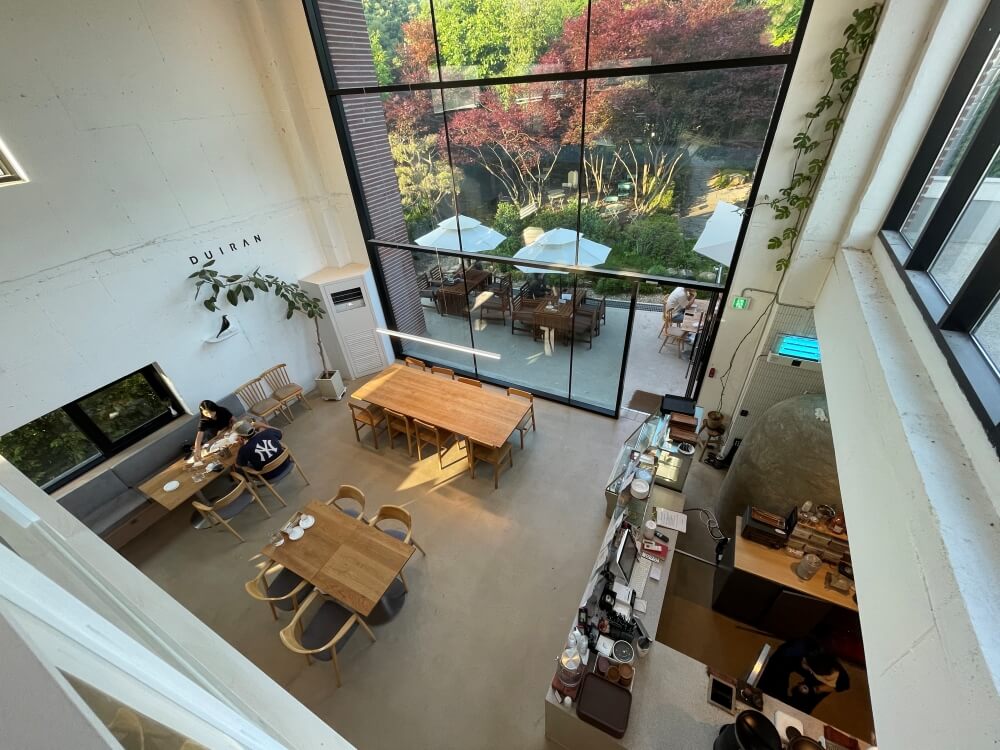 브런치-카페-뒤란-2층에서-내려다본-1층-매장-모습