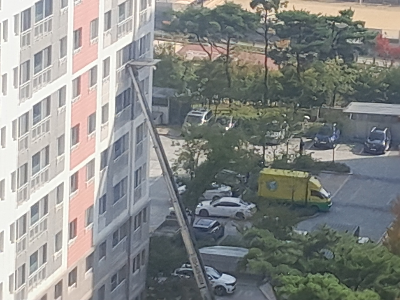 아파트 고층에서 사다리차를 이용한 이사