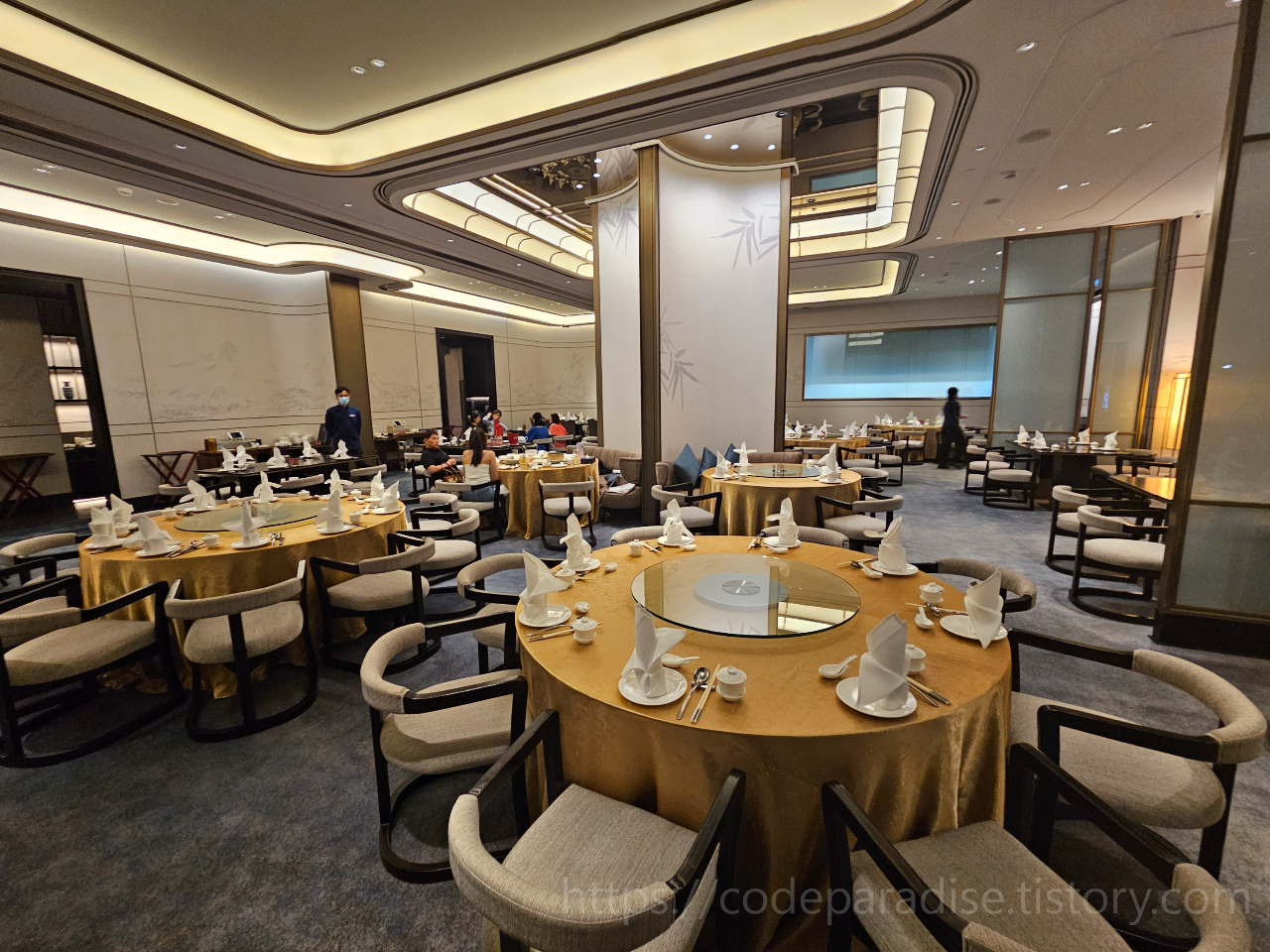 ํธํ
์ฌ์ง