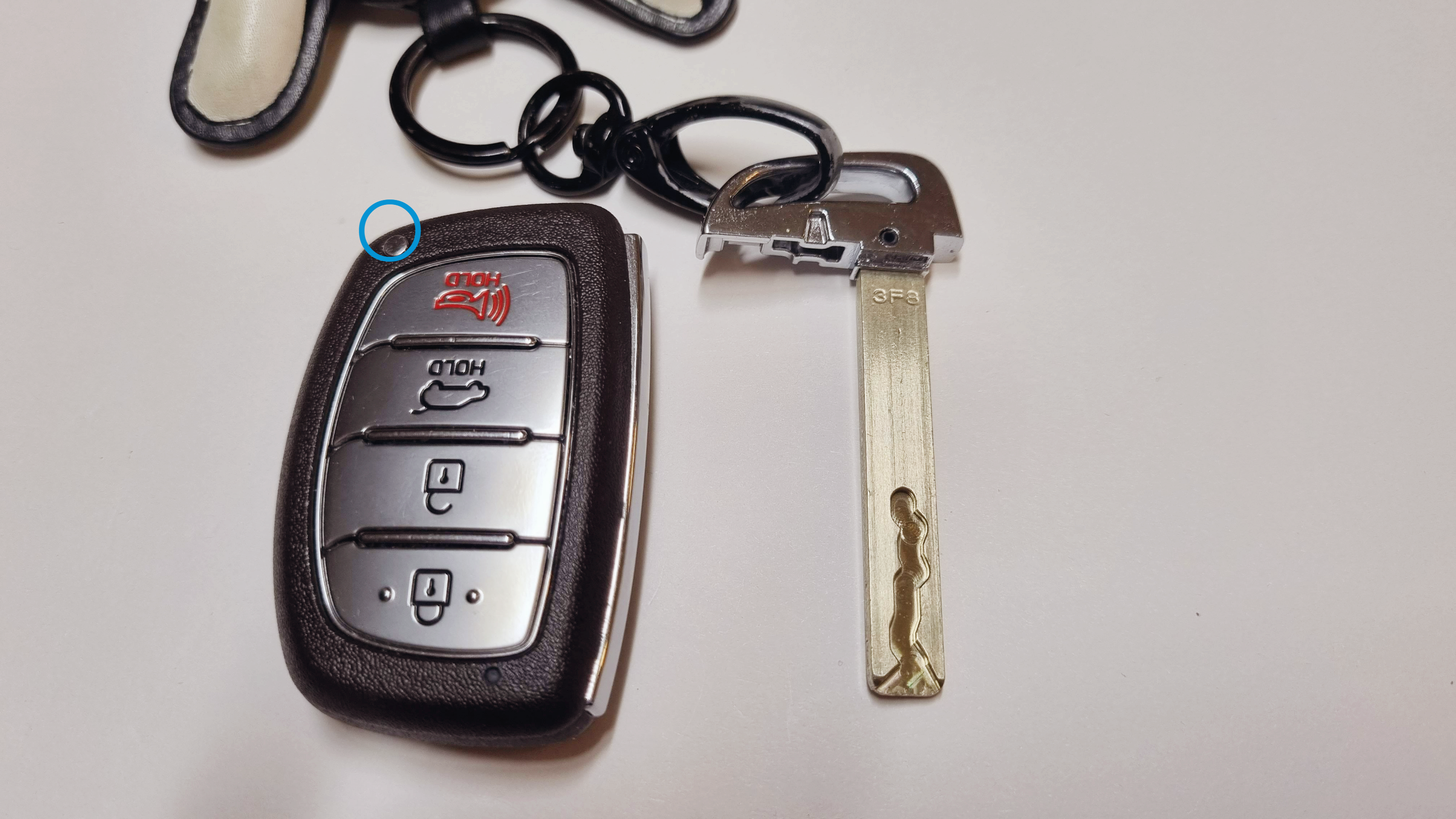 배터리교체를 위해 스마트키 분해하기1