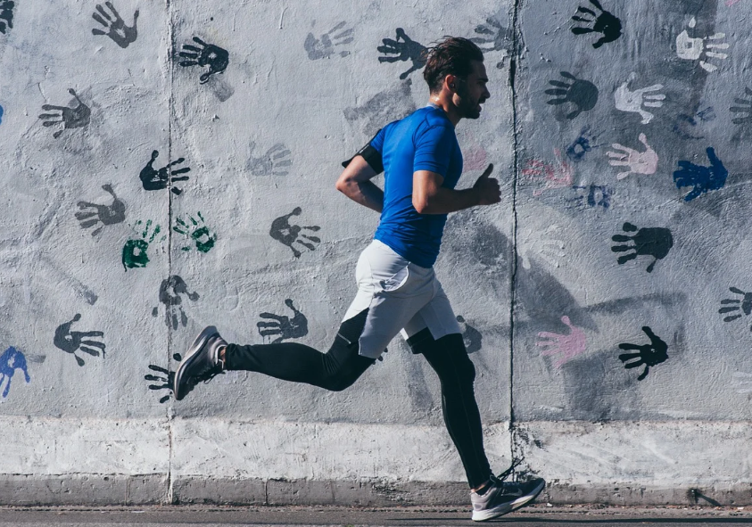 달리기하는 사람을 표현한 사진