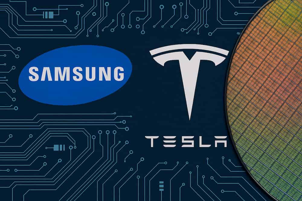 삼성전자와 테슬라 로고, 반도체 웨이퍼 이미지가 함께 있는 그래픽
