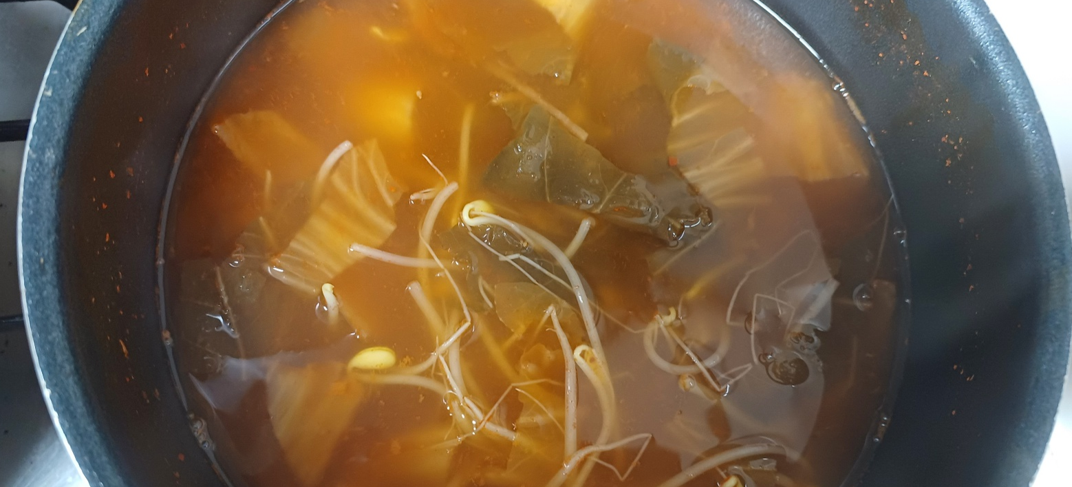 김치와 콩나물이 익을 때까지 푹 익히기