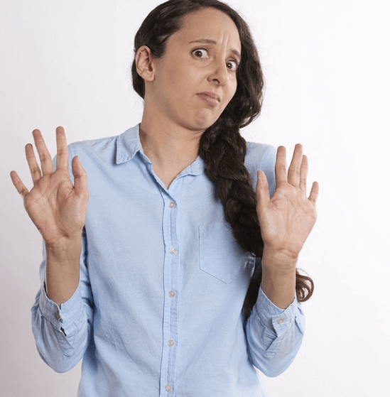 손톱이 잘 부러지는 이유를 확인하고 네일아트를 거부하고 있는 몸짓을 하고 있는 여성