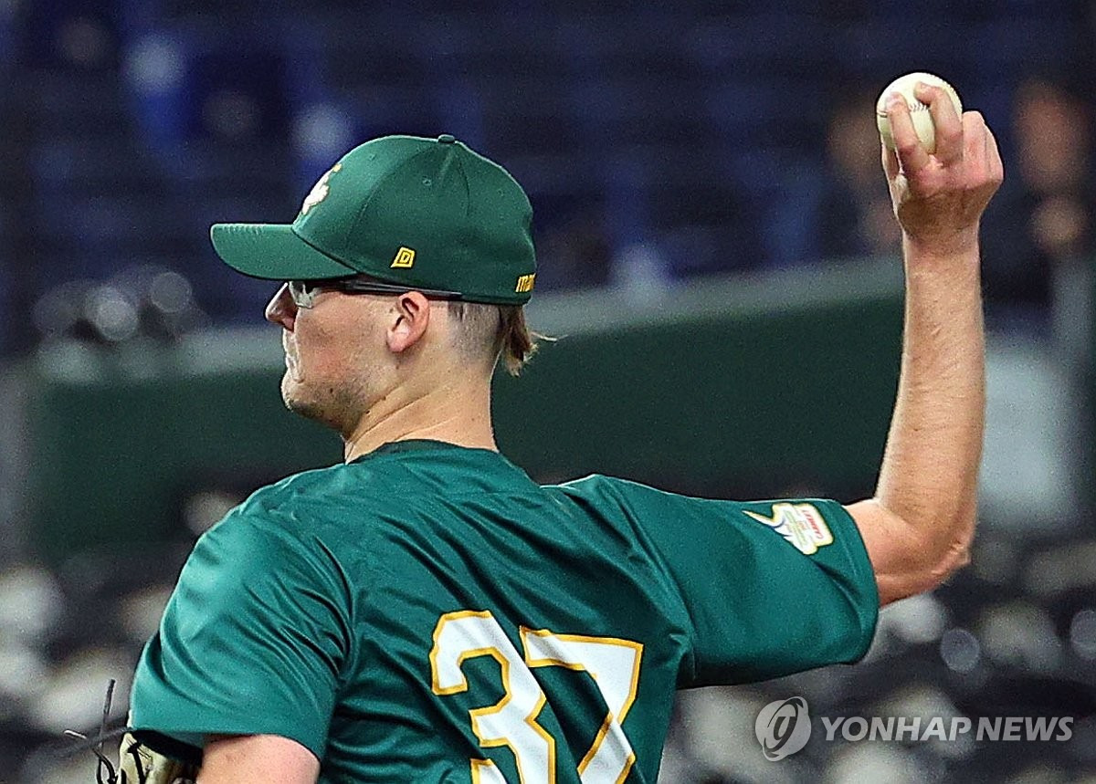 (도쿄=연합뉴스) 한종찬 기자 = 16일 일본 도쿄돔에서 열린 아시안프로야구챔피언십(APBC) 예선 1차전 대한민국과 호주의 경기. 호주 코엔 윈이 역투하고 있다. 2023.11.16