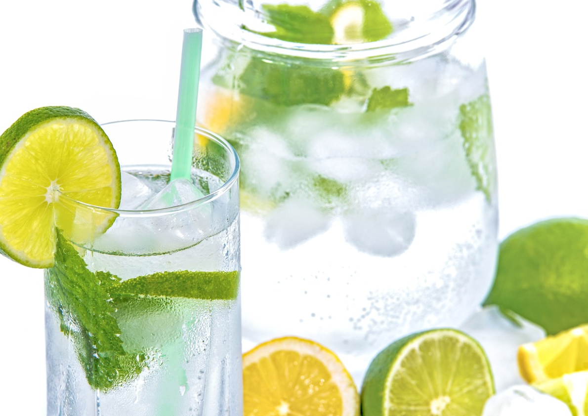 아침에 물 한잔이 주는 긍정적 효과에 대한 사진