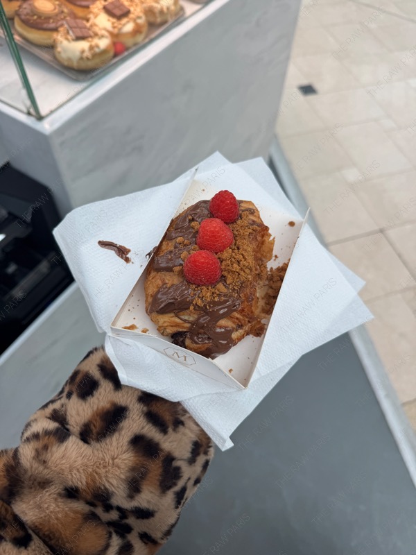 파리 쇼핑몰 내 판매하는 디저트 Nutella croissant framboise