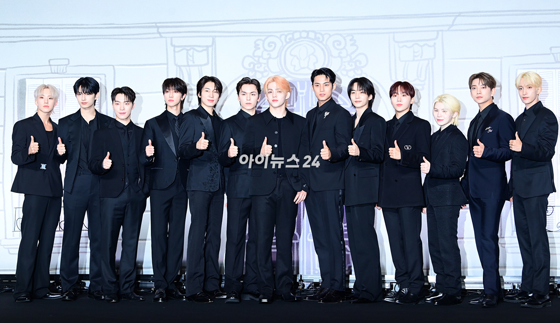그룹 세븐틴이 29일 오후 서울 영등포구 여의도 콘래드호텔에서 열린 세븐틴(Seventeen) 베스트 앨범 &#39;17 IS RIGHT HERE&#39; 발매 기념 글로벌 기자간담회에 참석하고 있다. [사진=정소희 기자]