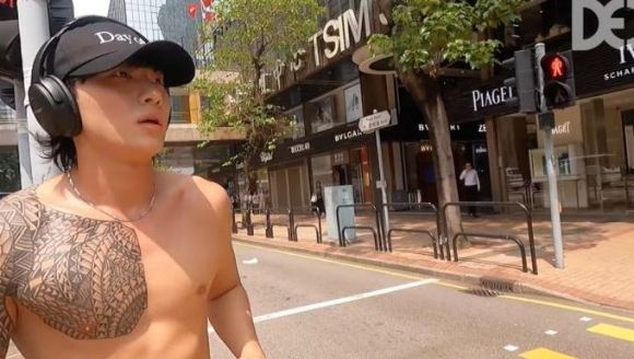 제목: 러닝의 홍콩 상의탈의, 아저씨들도 다 벗더라!