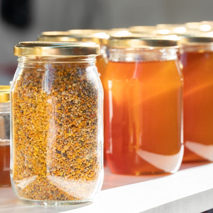 진열된 화분과 꿀