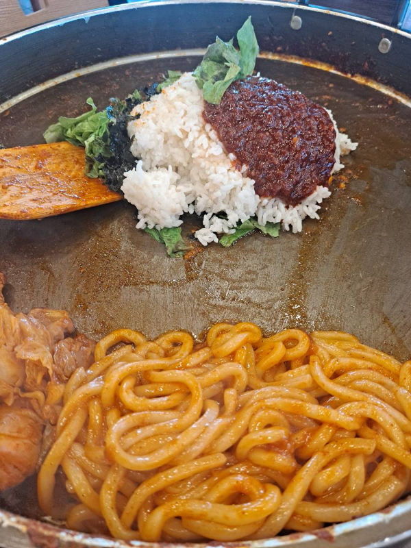 볶음밥 재료 판에 넣다