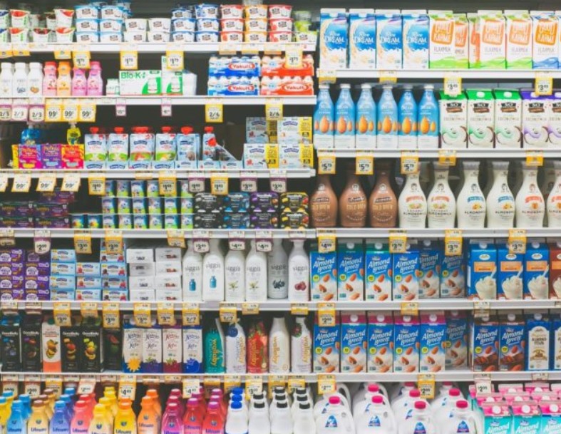 일본 편의점에 음료가 넓게 진열되어 있다.