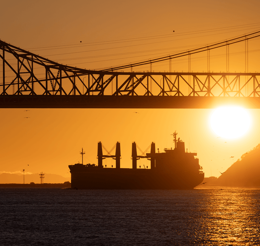 노을지는 바다 위를 지나가는 큰 배 사진