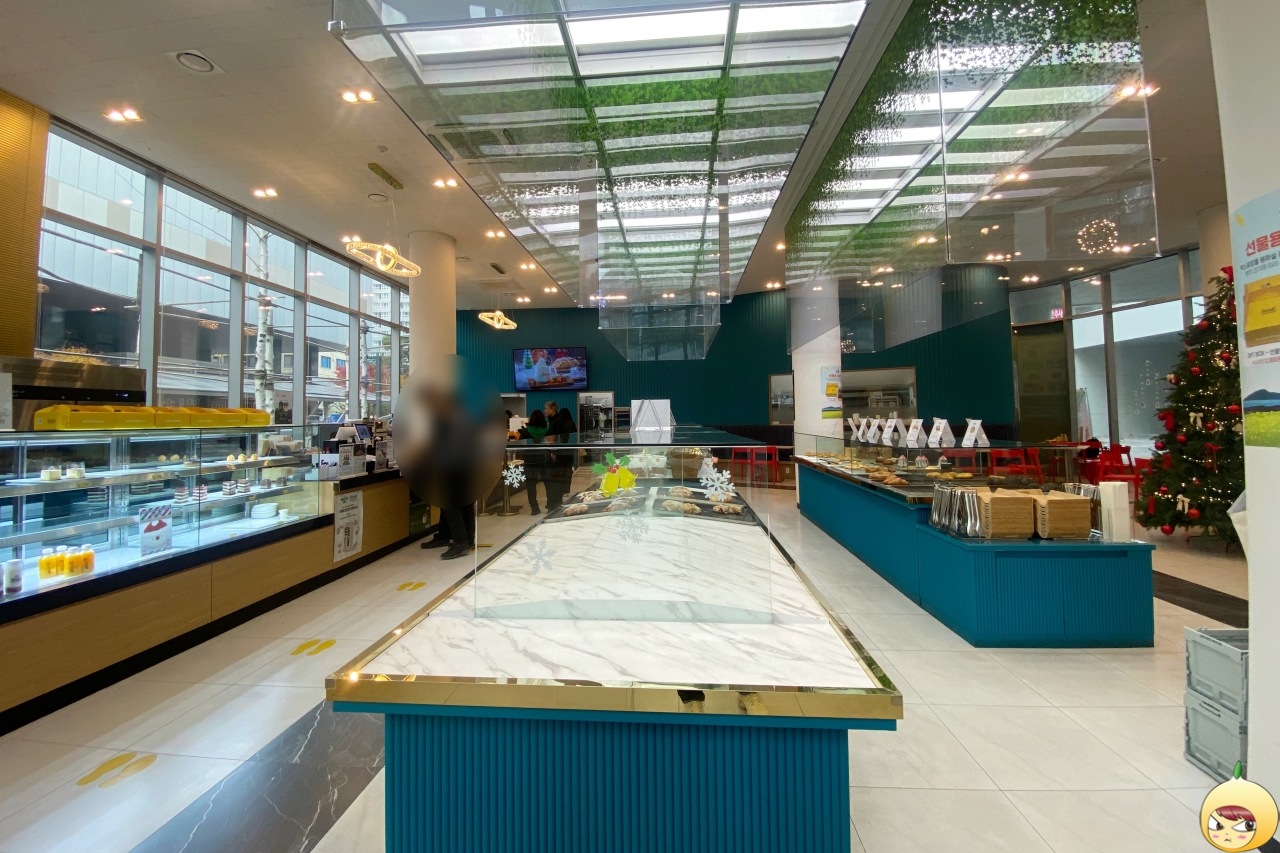 1층 카운터와 빵 진열대 공간