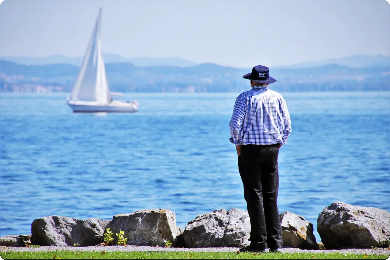 무릎통증 완치 후 홀로 산책중인 어르신.