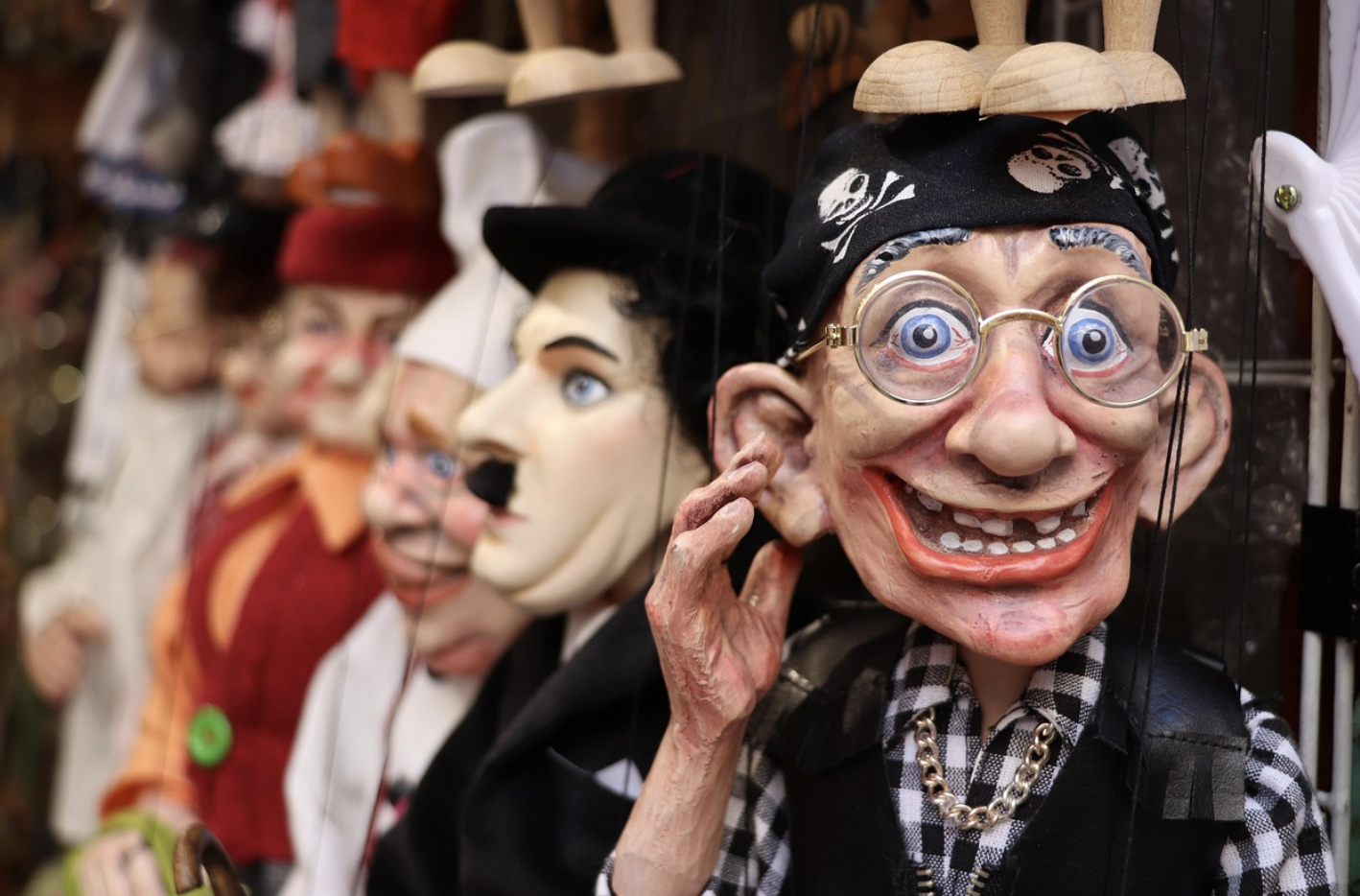 인형병원 원장 – 오래된 인형에 새 생명을 불어넣는 사람들