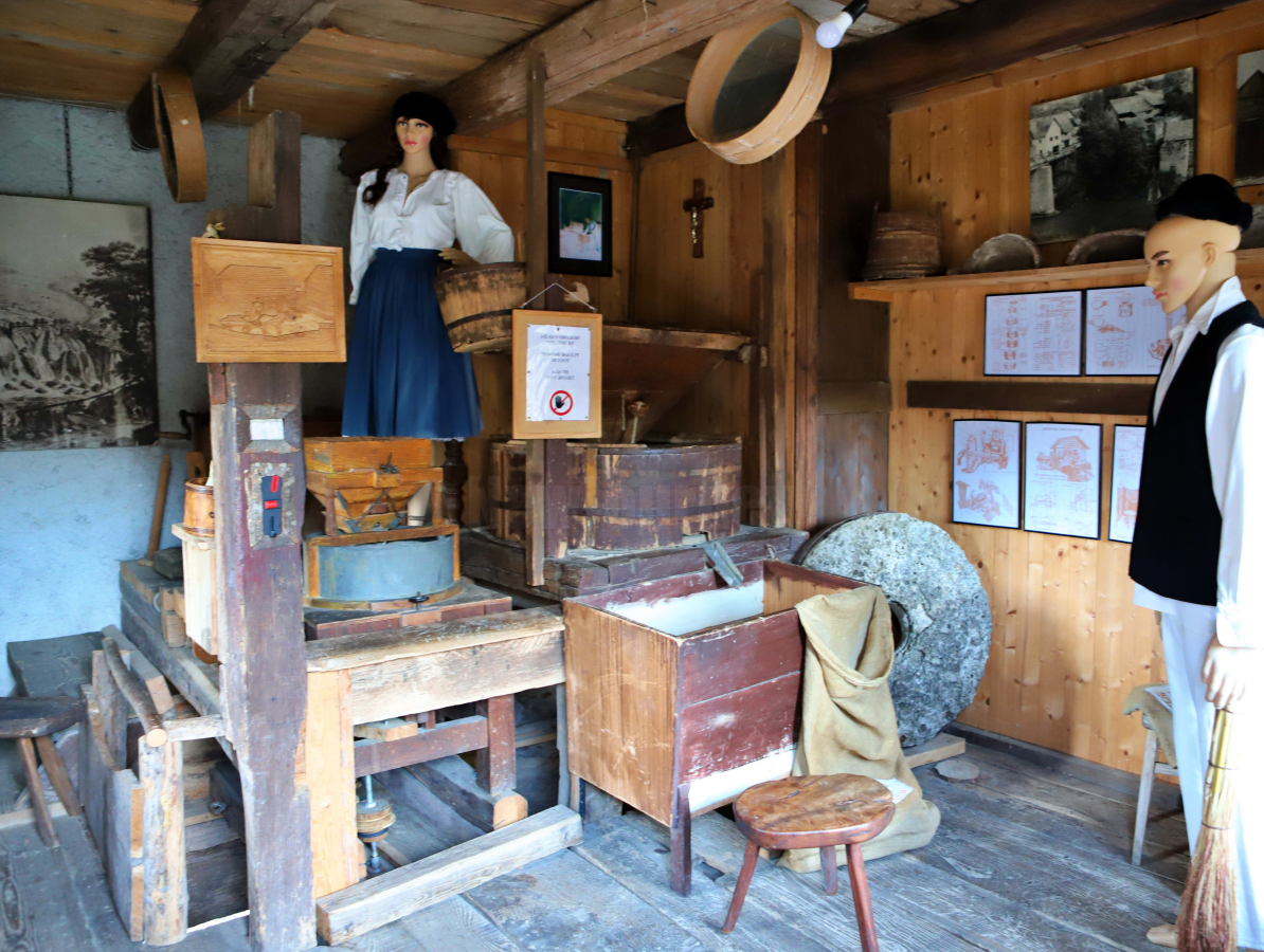 라스토케 전통 방앗간 내부 전시관의 맷돌과 민속 도구 및 마네킹 - Internal Display of Traditional Mill in Rastoke