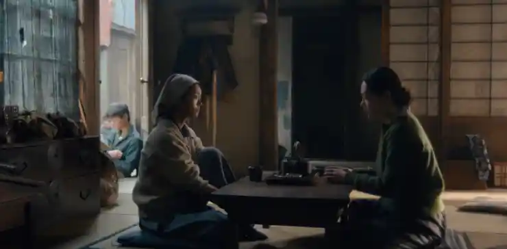  파친코 시즌2 스틸컷 다다미방에서 차를 마시는 여인들