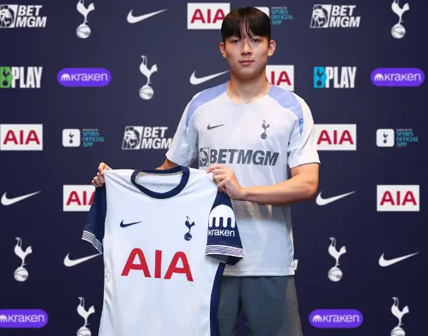 토트넘-양민혁-계약-후-사진-촬영