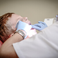 치과에서-발치를-받고-있는-남자-사진