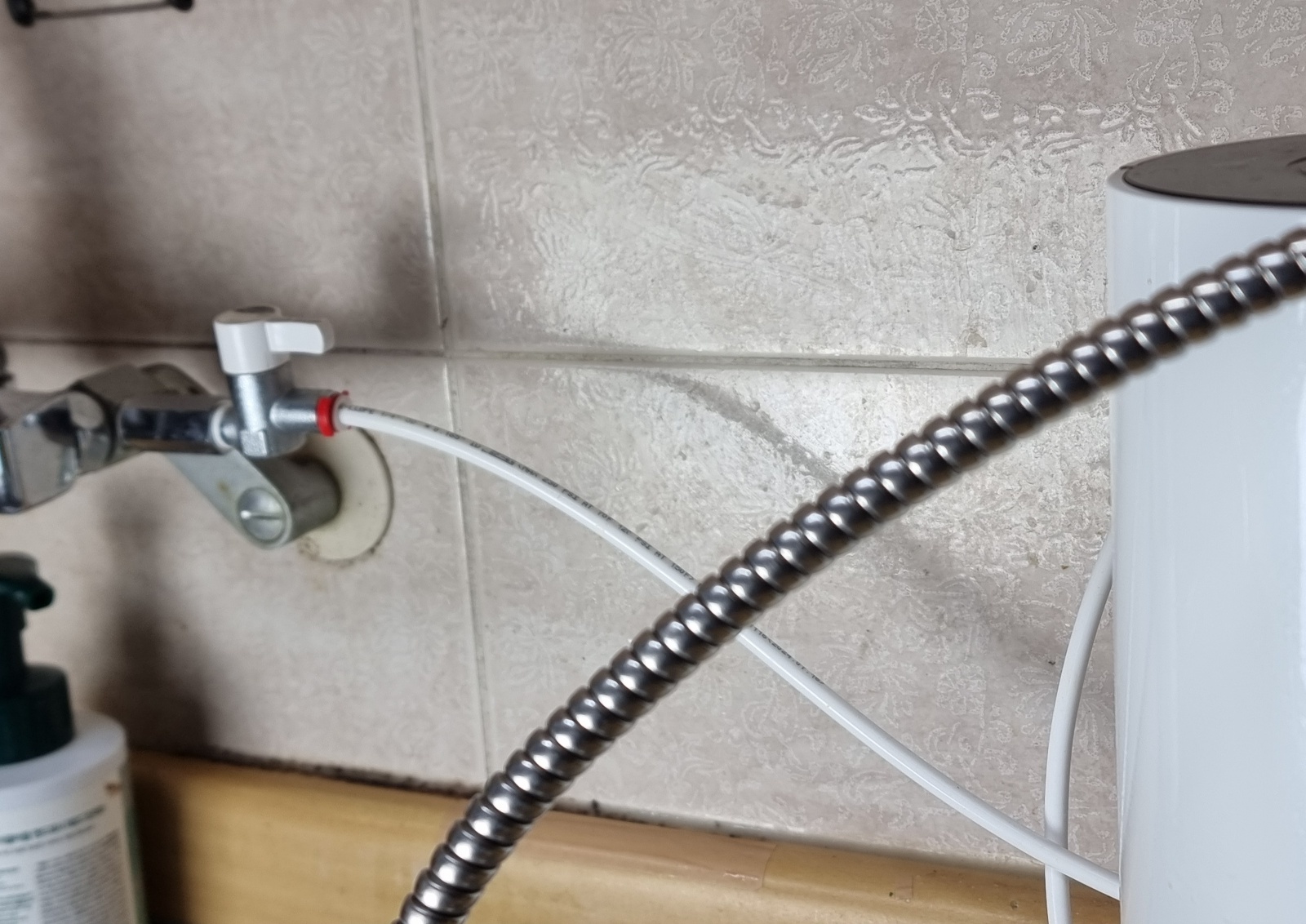 " 무타공 정수기 호스 연결 길이 조절 가능 - 주방 구조에 맞춘 맞춤 설치"