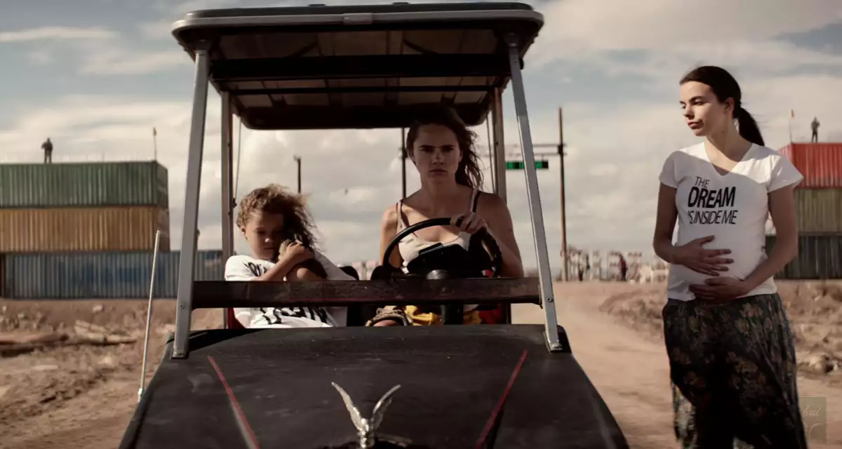 미얄를 데리고 탈출하는 알린