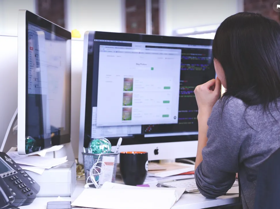 사무실-여자-컴퓨터앞-사진