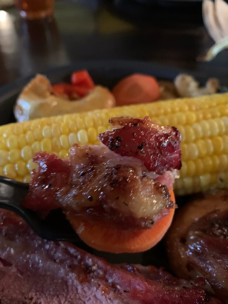 당근위에 고기를 얹은 음식