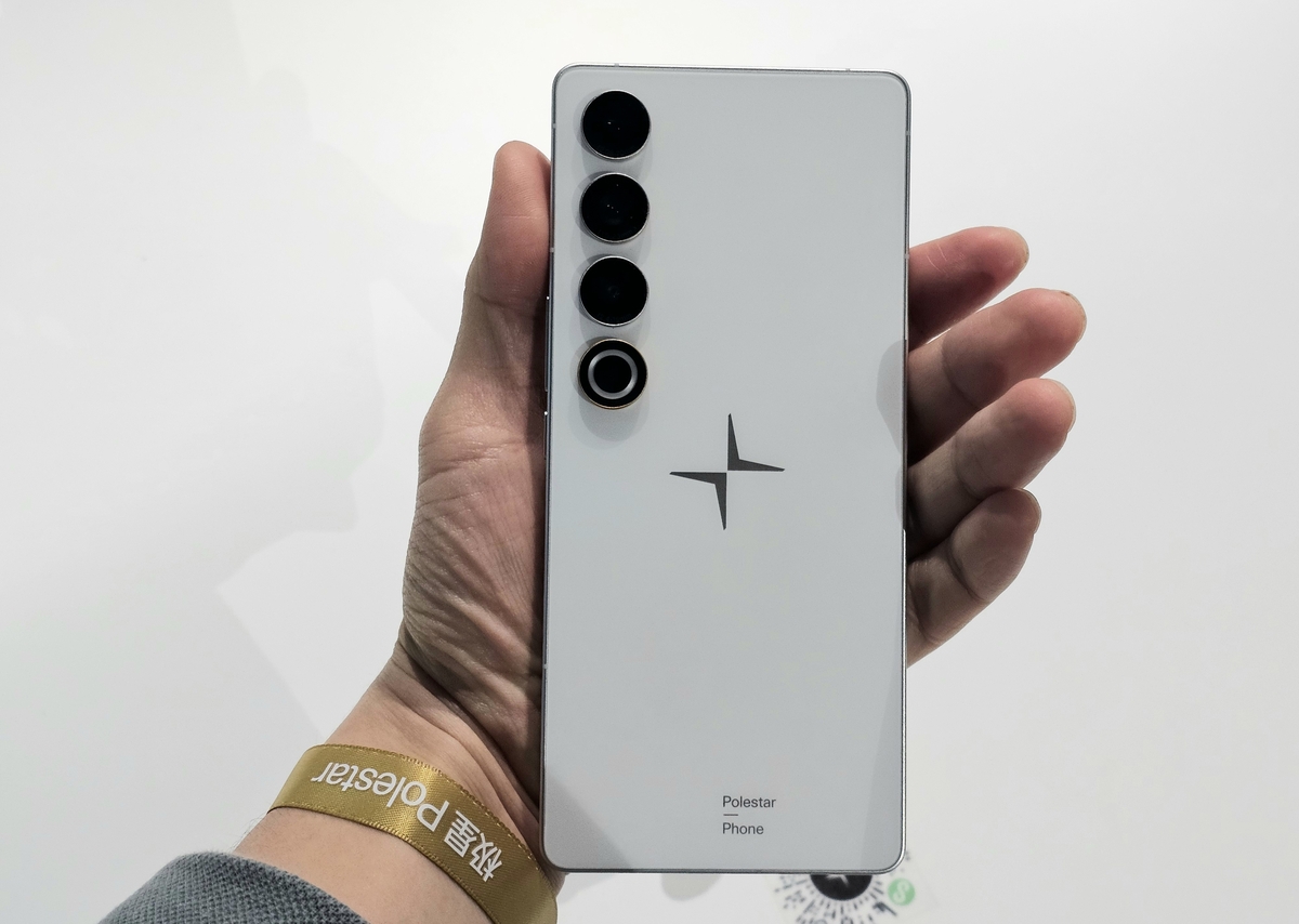 폴스타와 메이즈가 공동으로 디자인한 폴스타 폰