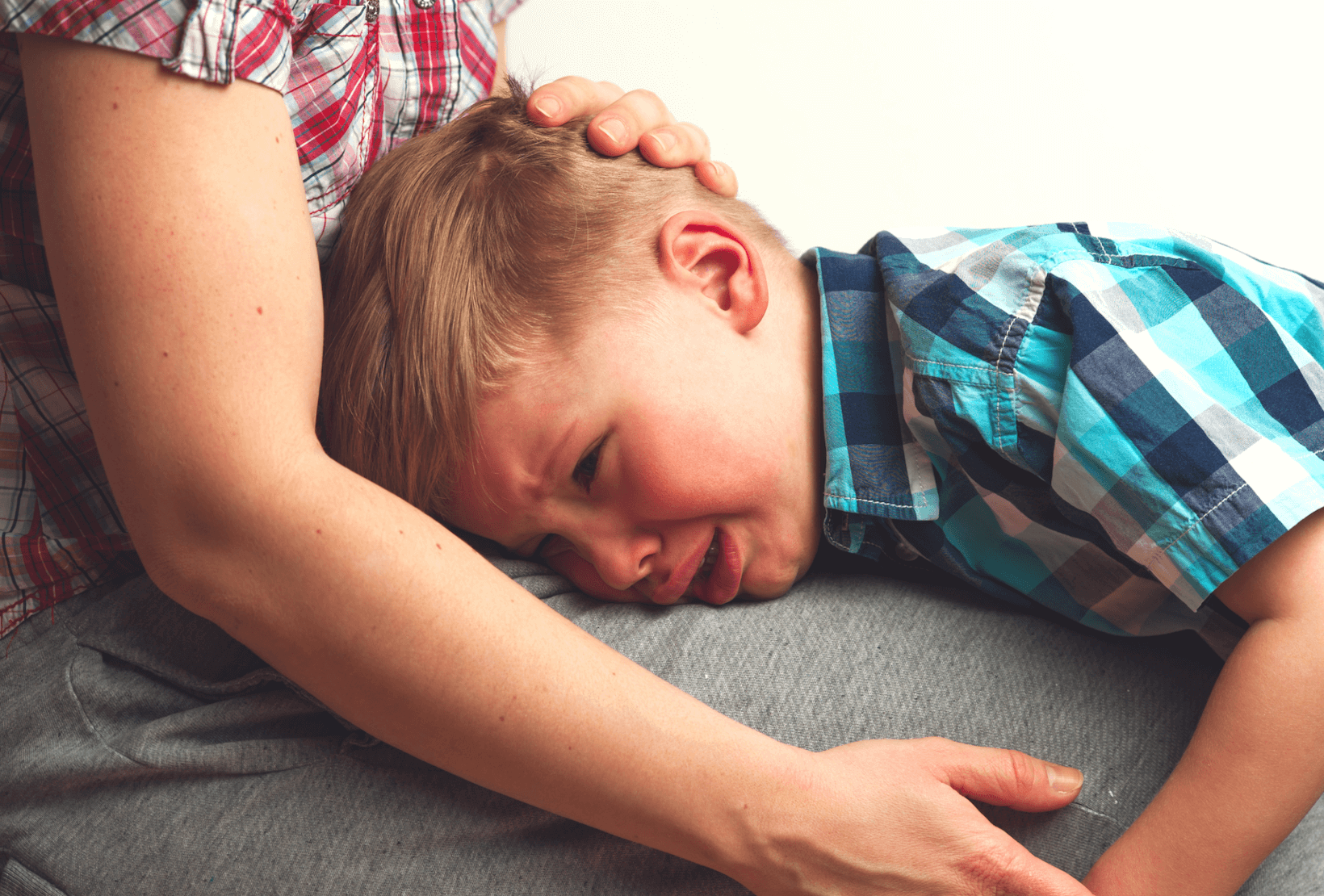 엄마-품에서-우는아이