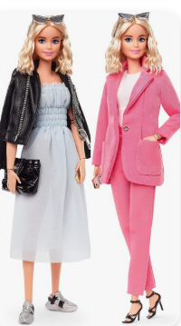 스커트와 핑크색 수트 차림의 바비인형 둘