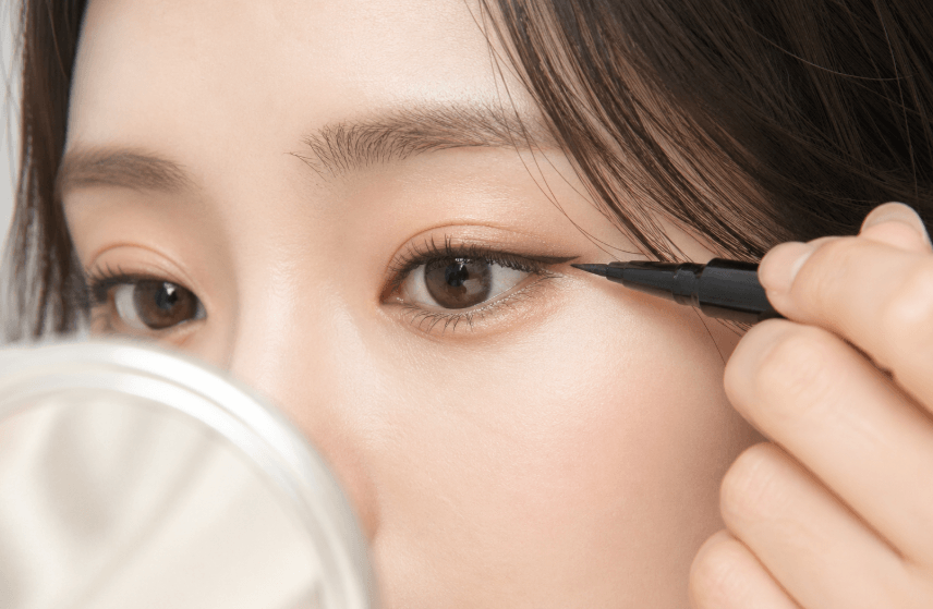 아이라인 그리는 여자