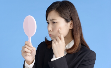 여드름이 발생한 여성