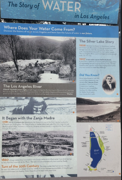 "실버레이크 저수지 인근에 설치된 LA 물의 역사 안내 표지판 – Zanja Madre 수로 이야기 포함" 사진
