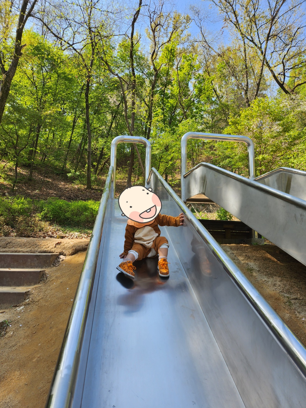 미끄럼틀을 타는 아이