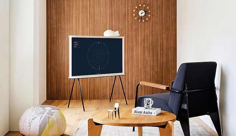 탁자와 의자, TV가 놓인 거실