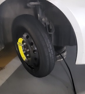 스페어 타이어로 교환했습니다.