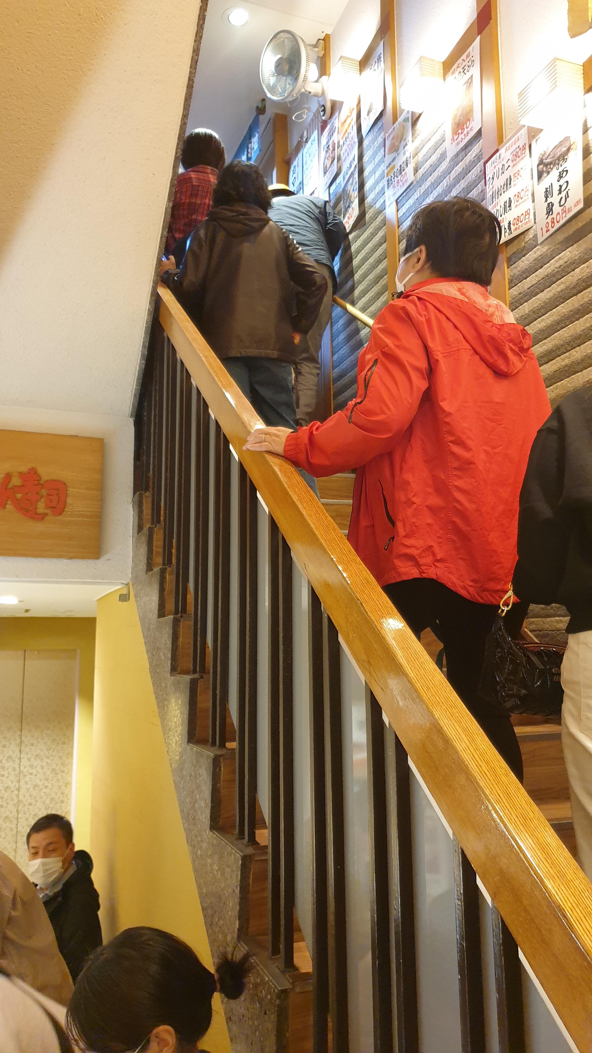 효탄스시에서 대기하는 계단줄의 모습