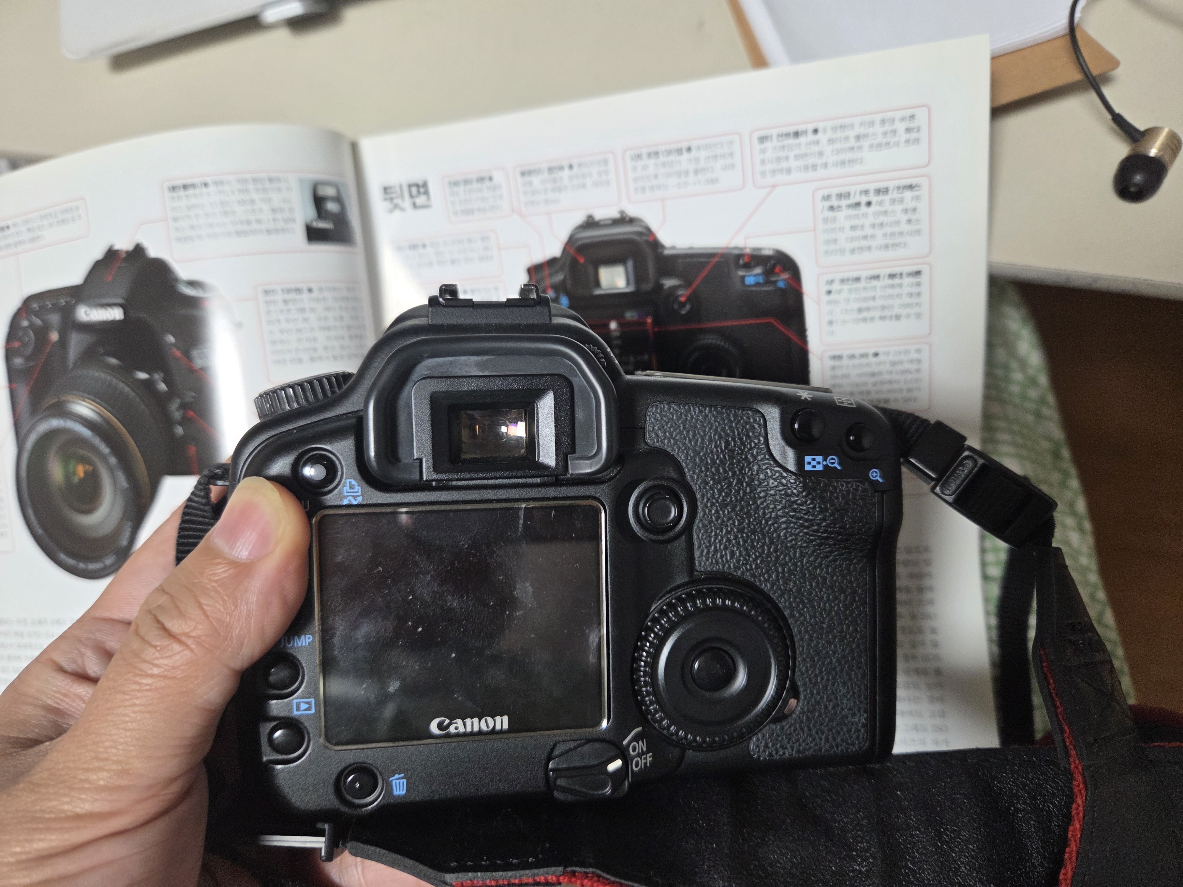 Canon EOS 30D 가이드북을 다시 읽으며 느낀 버튼 배치와 조작성의 물리적 완성도