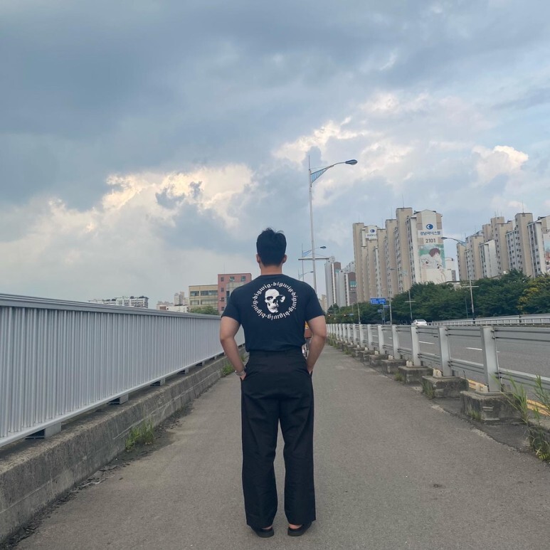 데일리룩(오뭘입)빈티지반팔티셔츠, 유니폼브릿지 와이드 크롭 치노 팬츠 블랙, MMGL 엠엠지엘 샌들, 데일리룩, 데일리코디, 데일리패션, ootd
