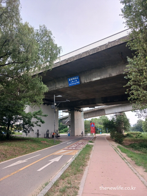 광나루 한강공원 서울 맨발 걷기 좋은 장소 시작점 &ndash; 올림픽대교 남단 진입로