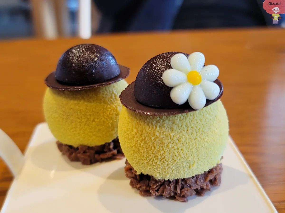 인천-중구-영종도-네스트호텔-쿤스트라운지-애트터눈-티-세트-모자-쓴-눈사람-모양-녹차-초코-무스-2조각