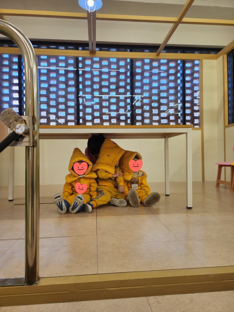 지진 안전체험중인 아이들