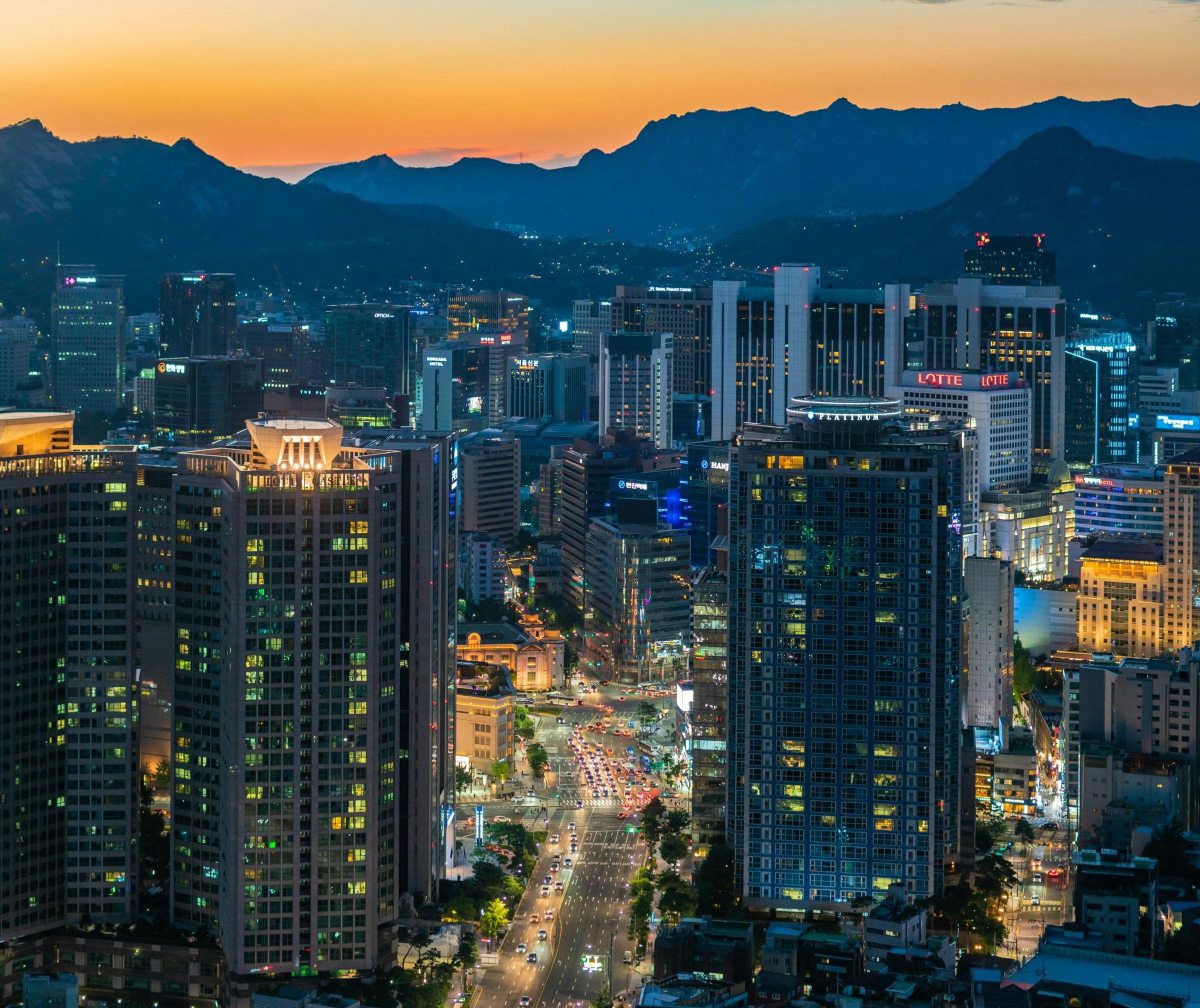 노을, 산, 아파트, 빌딩,도로가 있는 야경