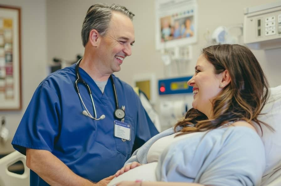 병원에서 출산한 산모가 의사와 면담하는 사진