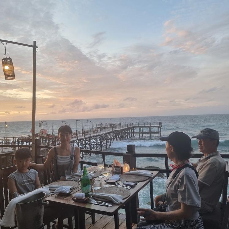 짐바란 해안 바위 절벽 바로 아래에 위치한 '키식 씨푸드'