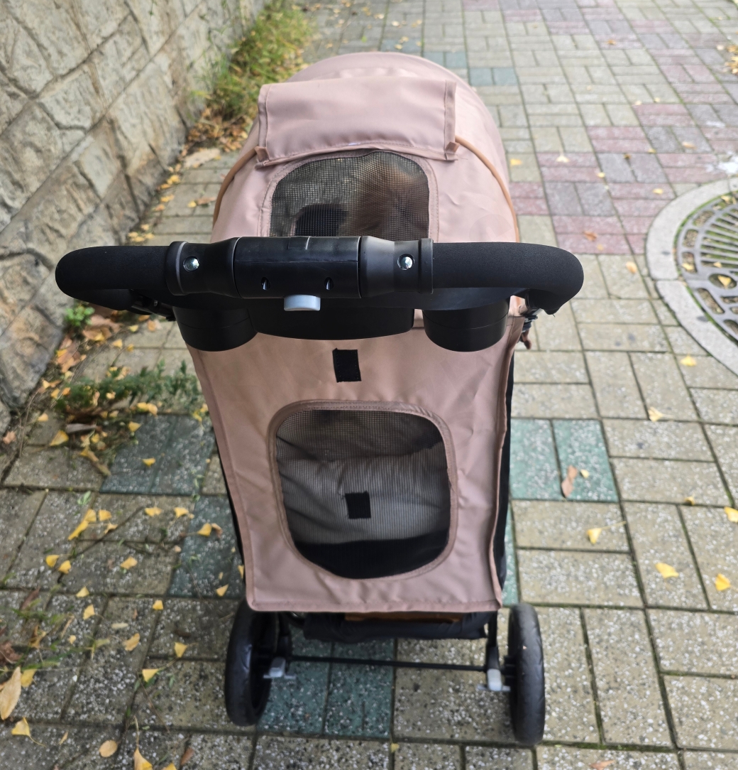 강아지 유모차 뒷모습