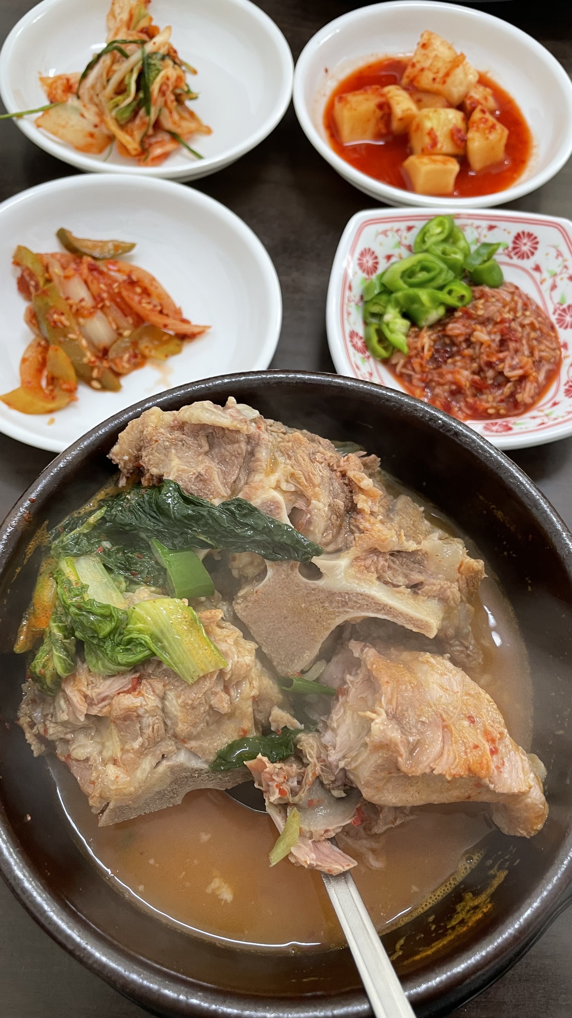 뼈국밥집 메인 돼지등뼈국물탕