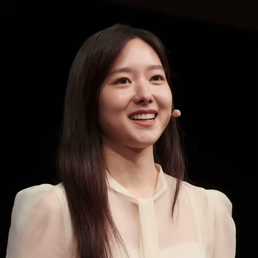 강연자의 상반신 인물 사진.
