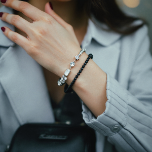 브랜드 아이덴티티를 담은 팔찌